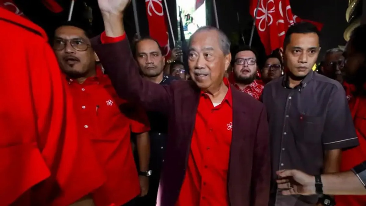 More than 200 Bersatu supporters gather for Muhyiddin ahead of crucial party assembly