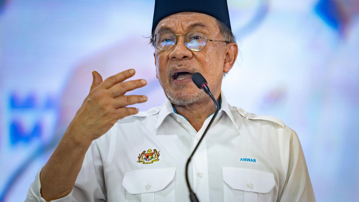 Anwar To Account For KWAP's RM200 Million eFishery Loss in Parliament