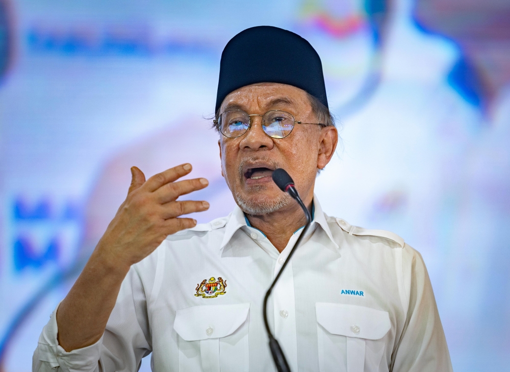 Anwar To Account For KWAP's RM200 Million eFishery Loss in Parliament
