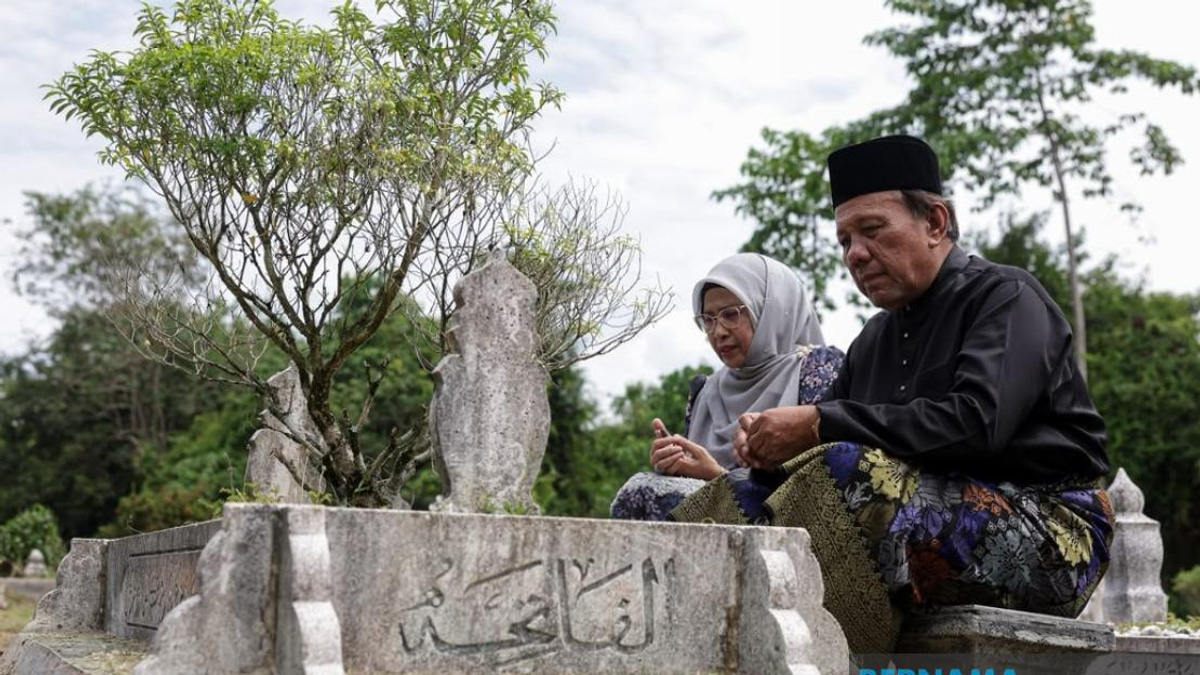 Ismail Lasim Pays Respects to Parents' Graves After Being Sworn in as Negeri Sembilan Menteri Besar