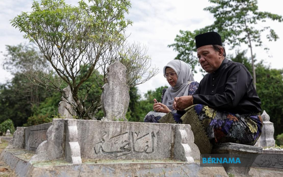 Ismail Lasim Pays Respects to Parents' Graves After Being Sworn in as Negeri Sembilan Menteri Besar
