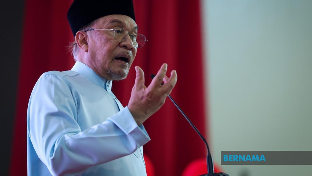 Anwar Blocks Felda Hotel Sale at £60m Loss, Orders Inquiry