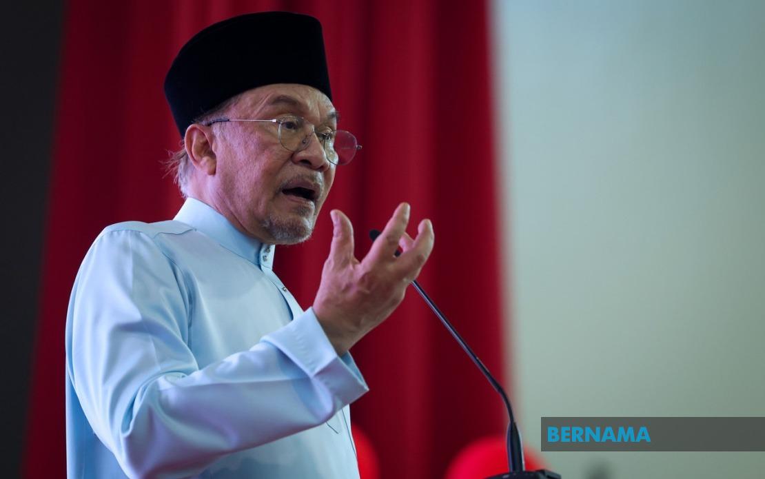 Anwar Blocks Felda Hotel Sale at £60m Loss, Orders Inquiry