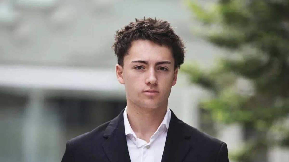 Singapore teen fined S$600 for licking vending machine straw in viral prank