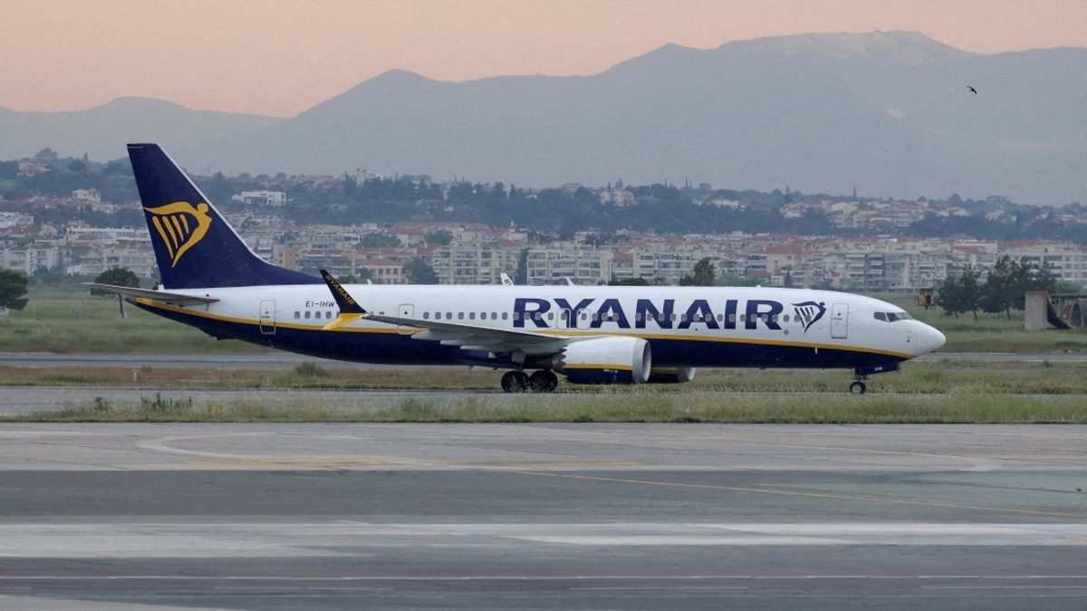 Passenger Rescued After Window Shatters on Ryanair Flight Over Greece