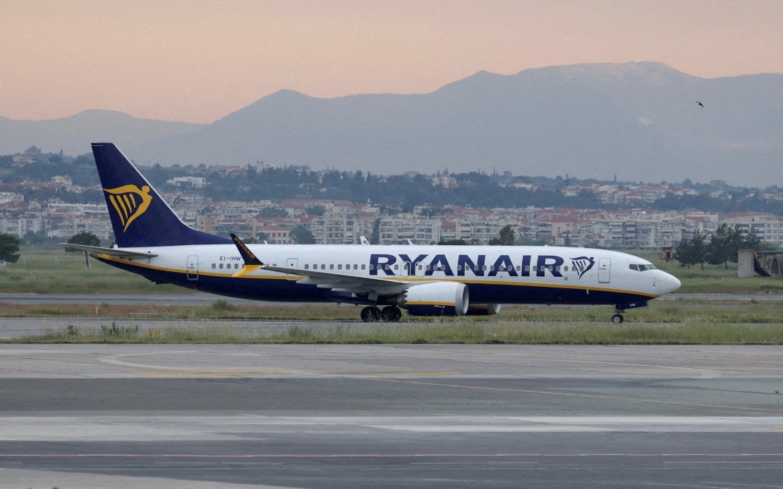 Passenger Rescued After Window Shatters on Ryanair Flight Over Greece