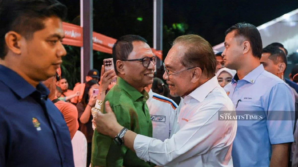 Rafizi Taunts Puad Over Apparent Political Realignment After Public Meeting with Anwar