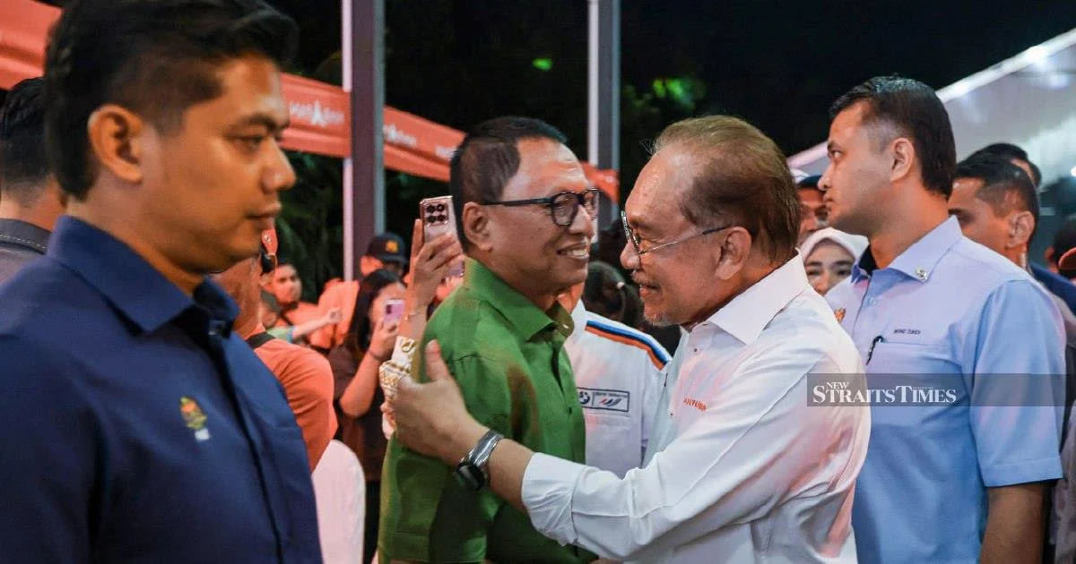 Rafizi Taunts Puad Over Apparent Political Realignment After Public Meeting with Anwar