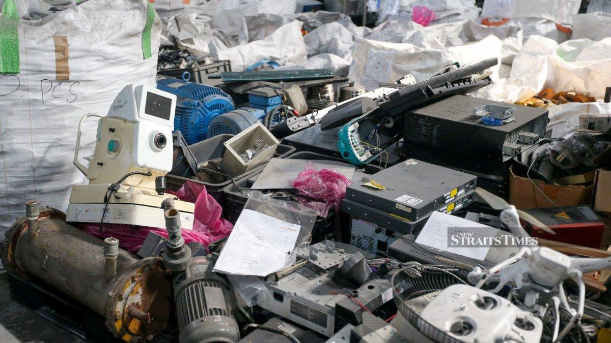 Ten GOF Officers Held Over Penang E-Waste Factory Extortion Allegations