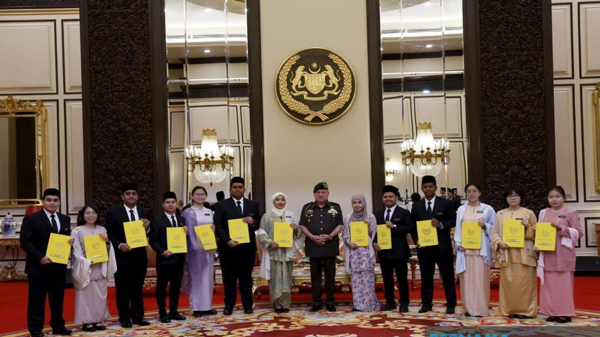 King Presents 2026 BYDPA Scholarships to 14 Outstanding Recipients