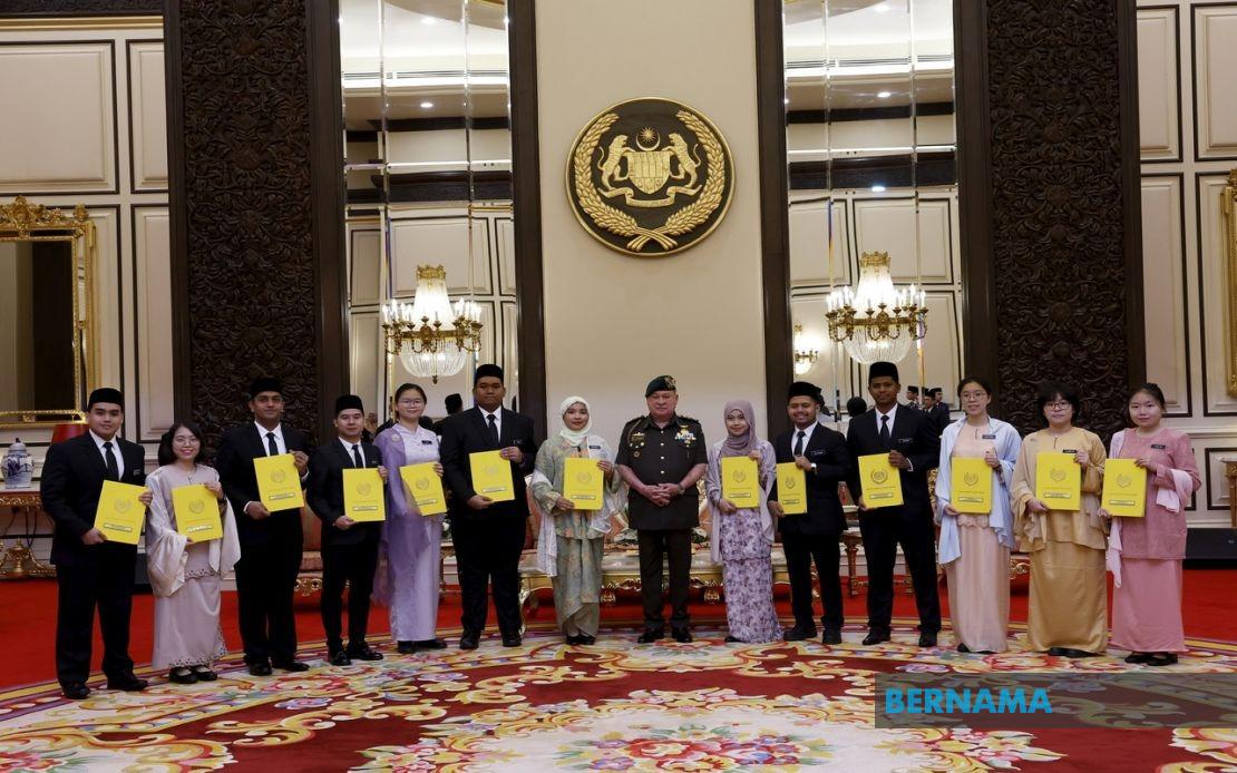 King Presents 2026 BYDPA Scholarships to 14 Outstanding Recipients