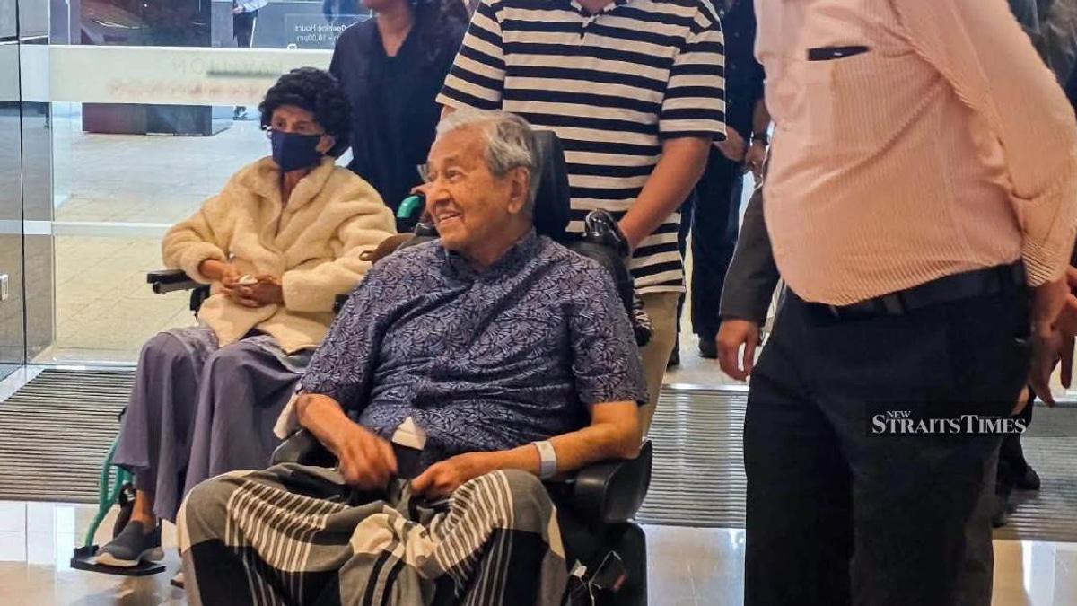 Anwar Marks Mahathir's 101st Birthday with Warm Wishes