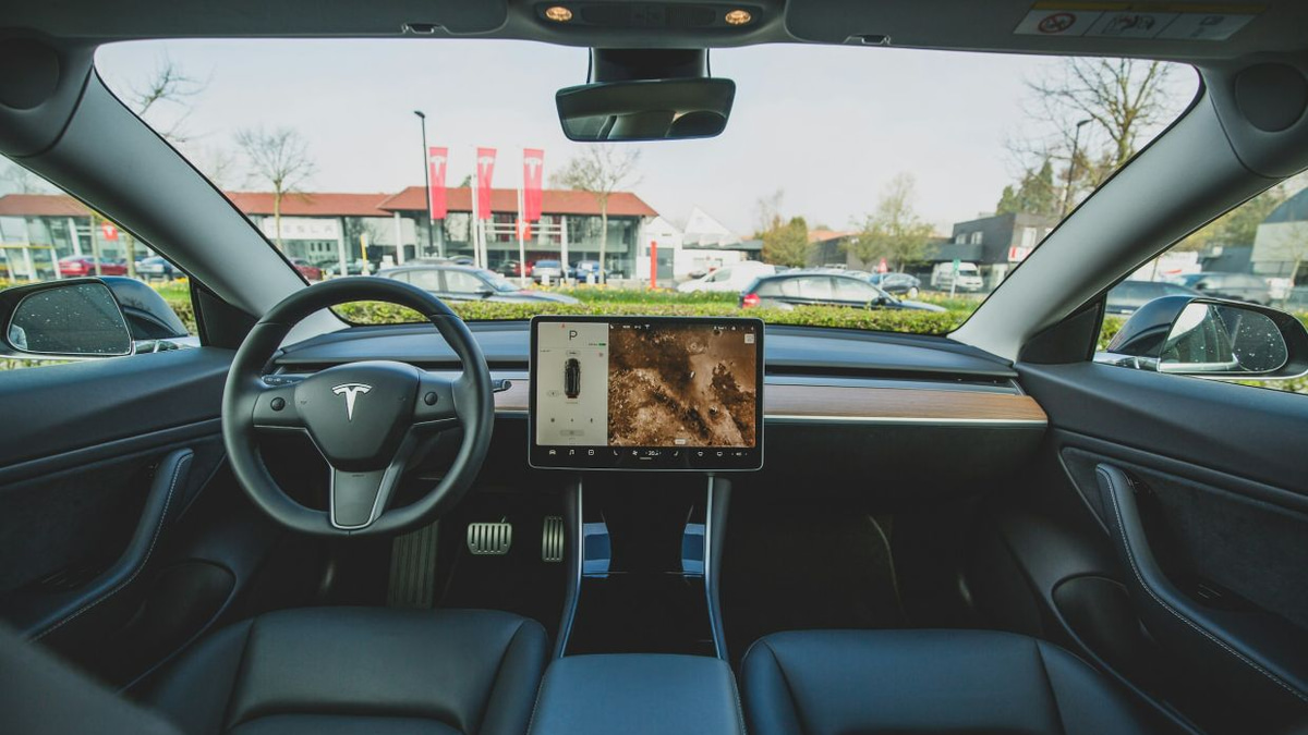 Tesla Settles Fatal Arizona Crash Lawsuit as Safety Probe into Self-Driving System Deepens
