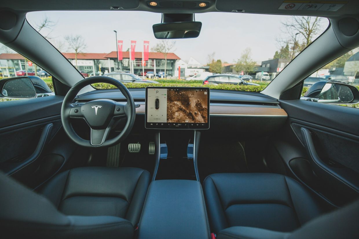Tesla Settles Fatal Arizona Crash Lawsuit as Safety Probe into Self-Driving System Deepens