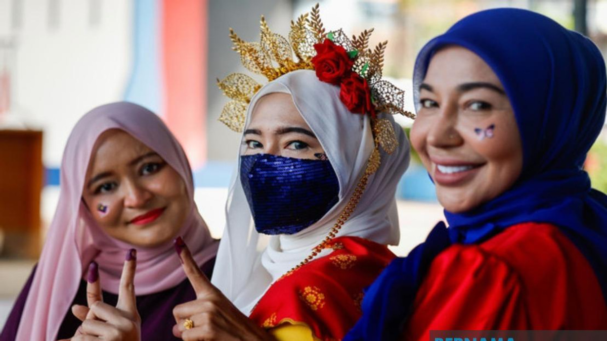 Sisters Celebrate Voting Day in Bold Jalur Gemilang Fashion at Rantau Polling Centre