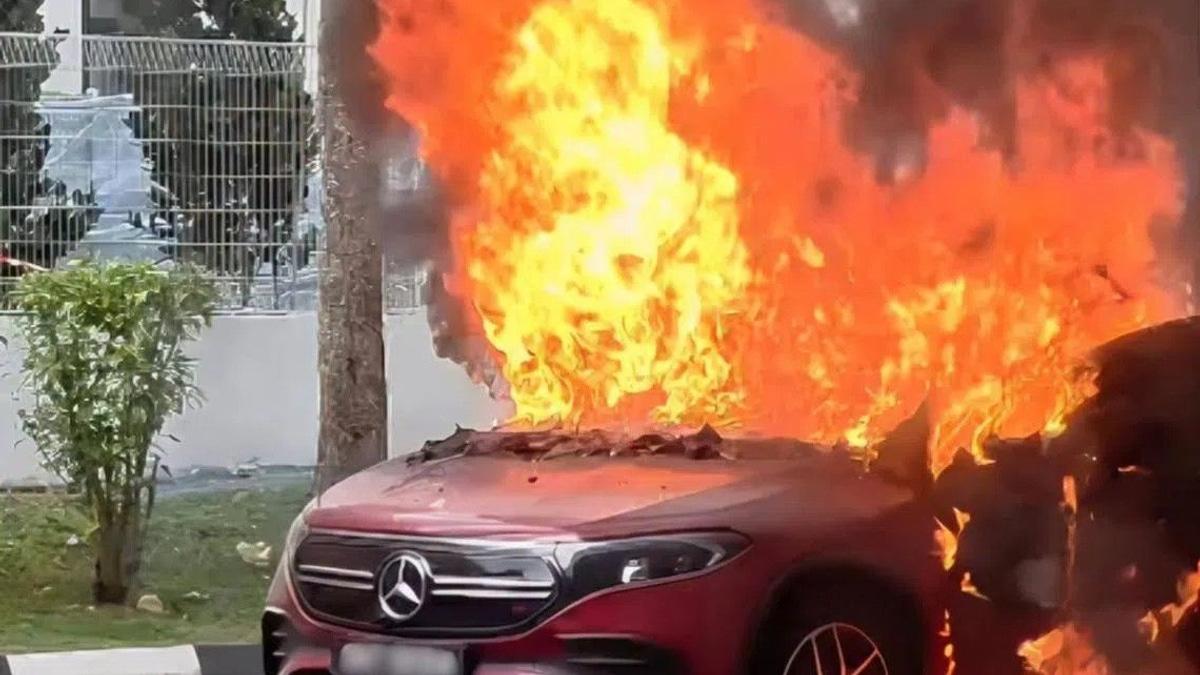 Electric vehicle erupts in flames at Woodlands HDB carpark; firefighters contain blaze swiftly