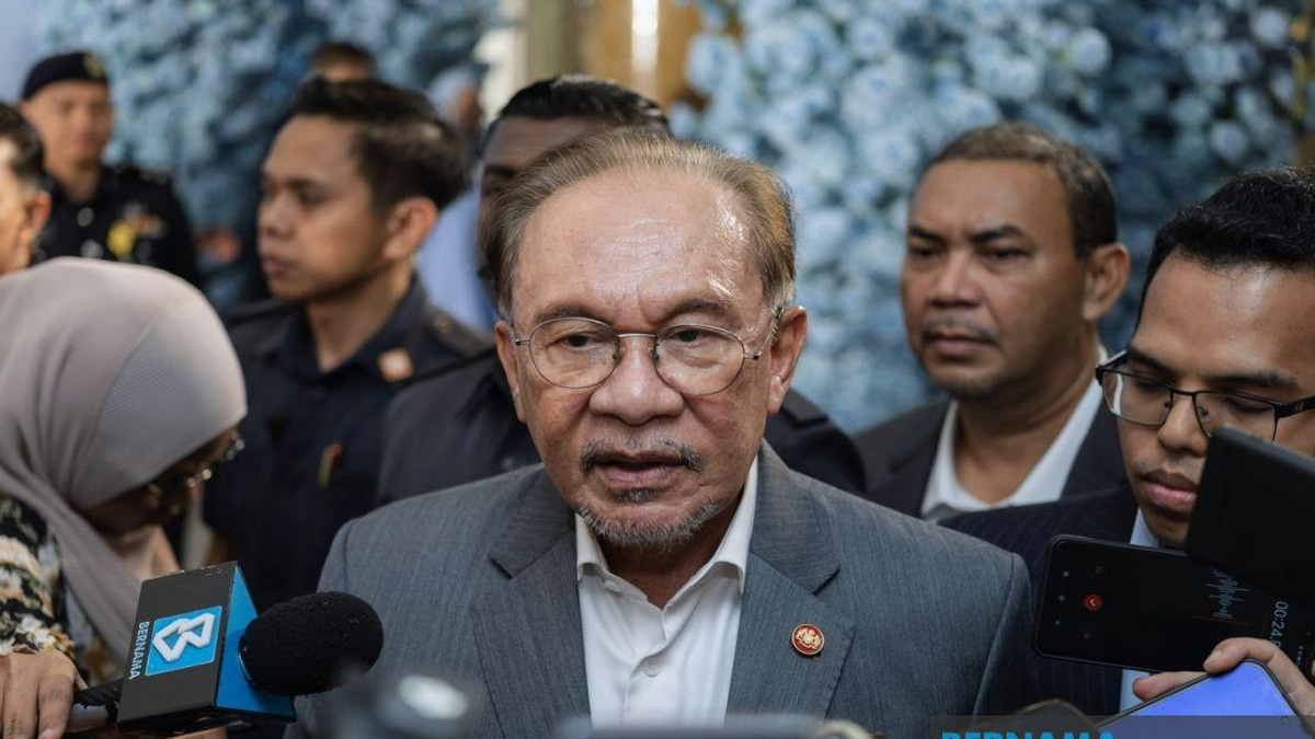 Anwar Awaits Briefing on Melaka DAP Quartet's State Government Exit