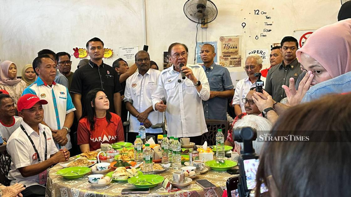 Anwar's Johor Campaign Trail Energises PH Ground Game in Machap and Layang-Layang