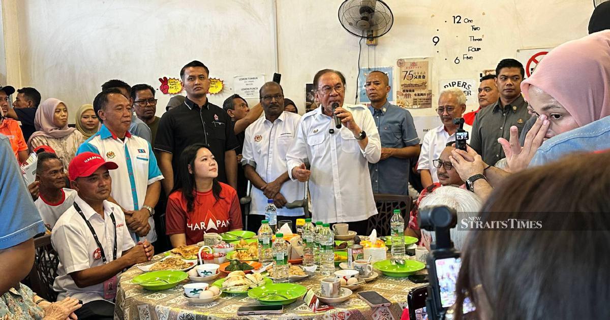 Anwar's Johor Campaign Trail Energises PH Ground Game in Machap and Layang-Layang