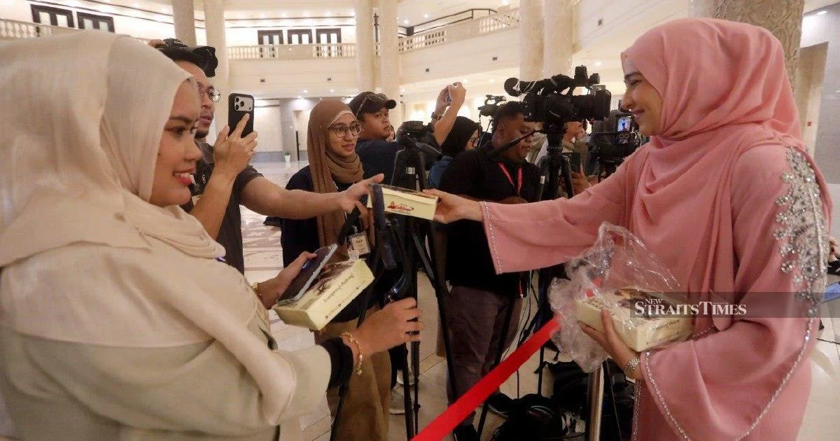 Syed Saddiq Treats Media to Traditional Malaysian Breakfast Following Federal Court Decision
