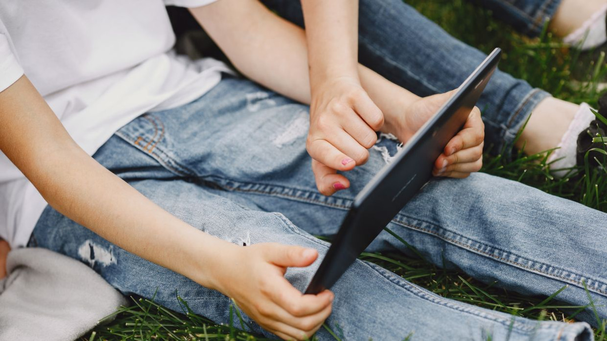 Silicon Valley's Digital Paradox: Tech Titans Restrict Screens for Their Own Children