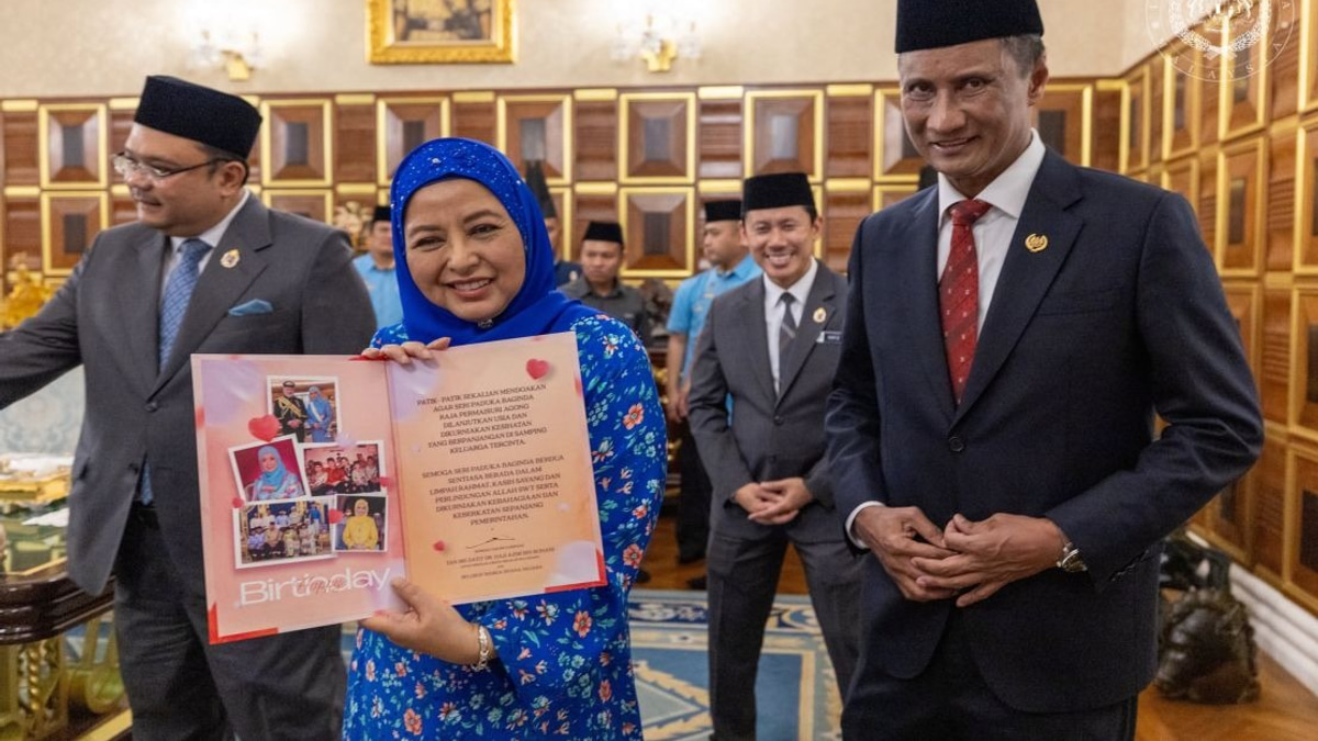 Queen Raja Zarith Sofiah Celebrates Birthday with Istana Negara Officials