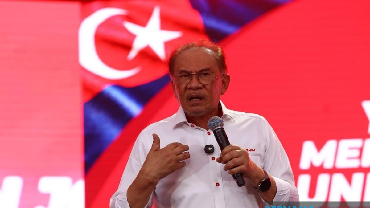 Anwar Rebuts Luxury Vehicle Claims During Johor Campaign Trail