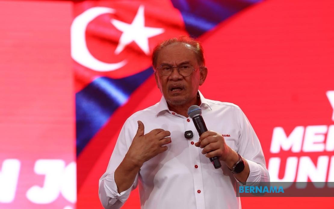 Anwar Rebuts Luxury Vehicle Claims During Johor Campaign Trail
