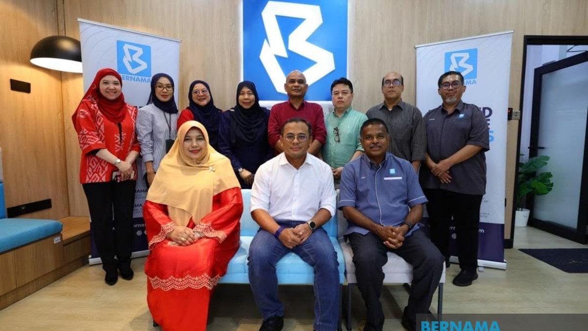 Selangor MB Visits Bernama's Election Operations Centre in Negeri Sembilan