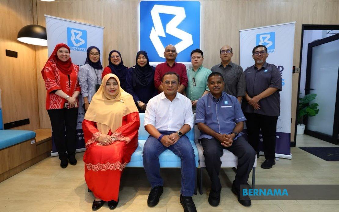 Selangor MB Visits Bernama's Election Operations Centre in Negeri Sembilan