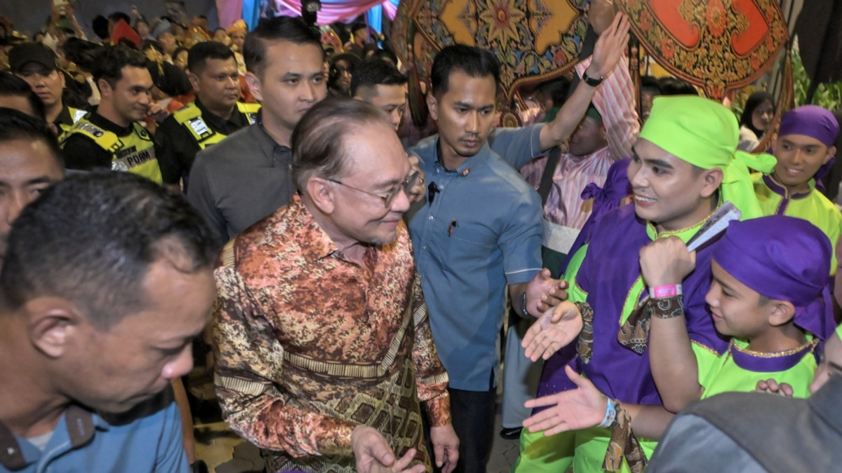 Anwar Pushes Felda Overhaul as Settlers Grow Impatient with Stalled Reforms