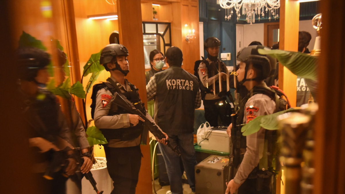 Indonesia's Biggest Law Enforcement Scandal in Years: Deputy Attorney General Resigns After Raids Uncover US$26.3 Million in Gold and Cash