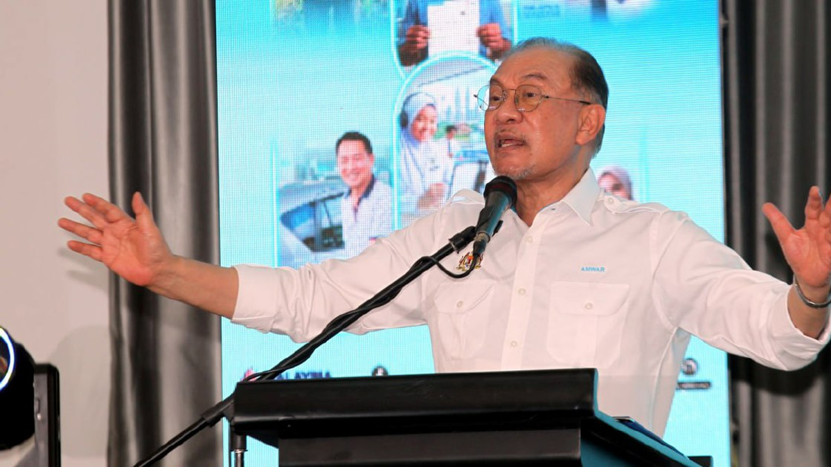 Anwar Calls for Unity Through Traditional Pantun as State Elections Intensify