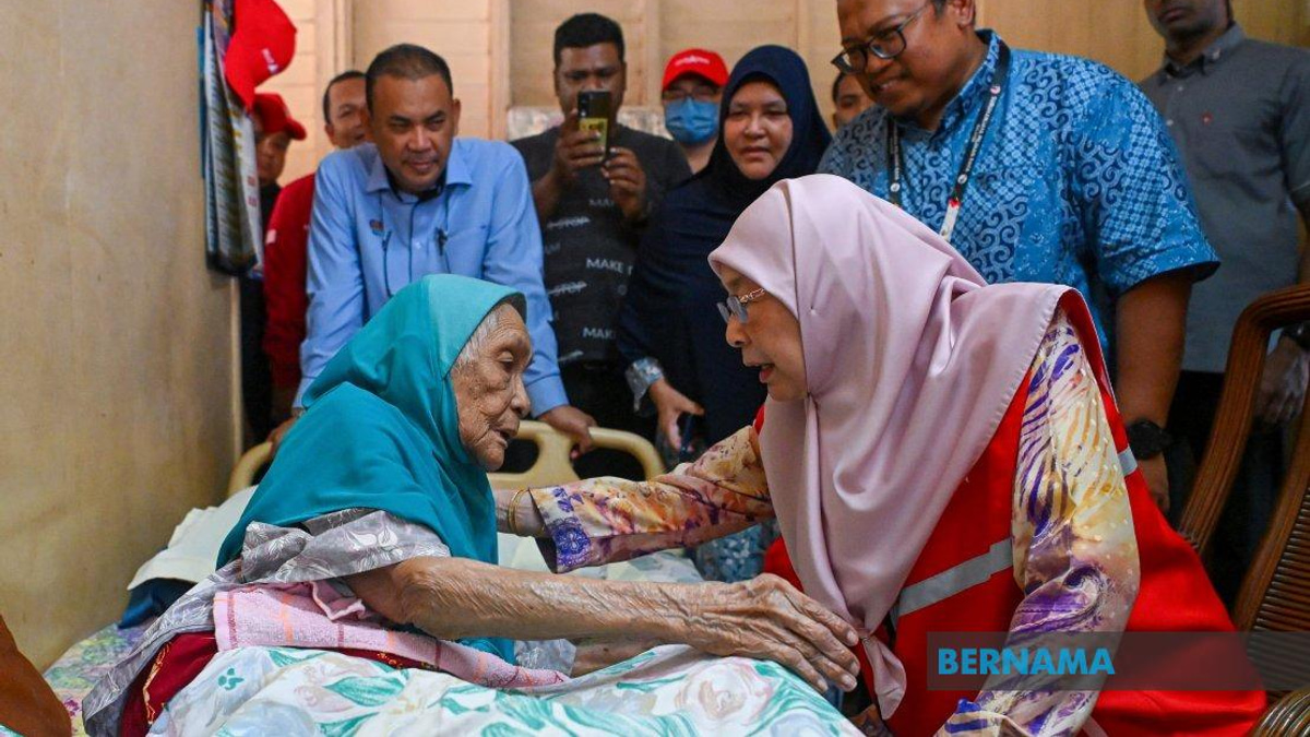 PM's Wife Dr Wan Azizah Conducts Compassion Visits to Elderly and Needy Families in Kuala Pilah