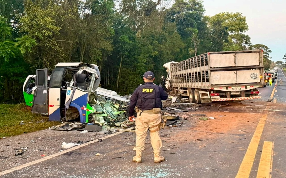 23 Dead in Brazil Highway Collision as Minibus Strikes Lorry
