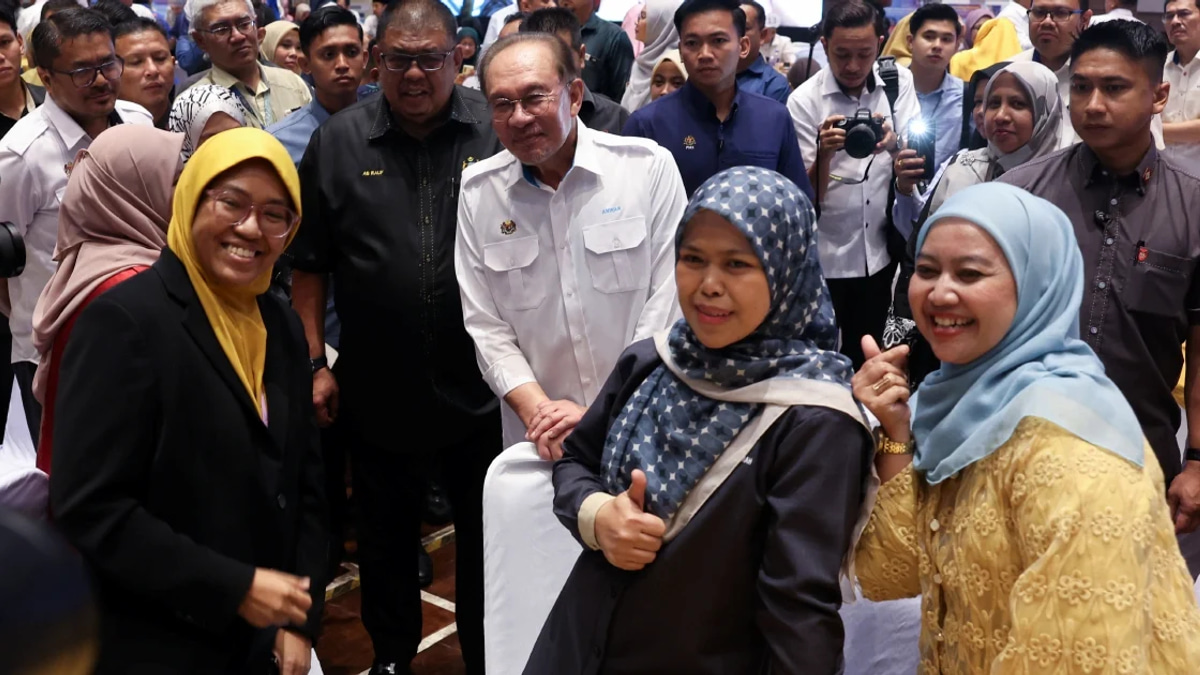 Anwar credits Malaysia's civil service for 8-place leap in global competitiveness ranking