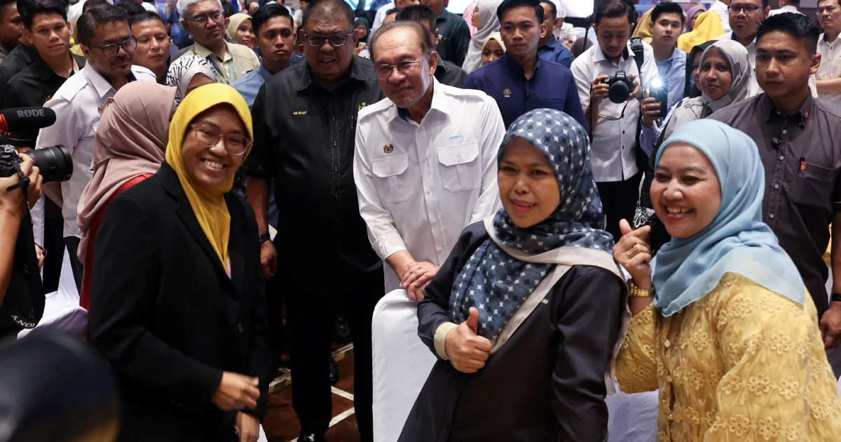 Anwar credits Malaysia's civil service for 8-place leap in global competitiveness ranking