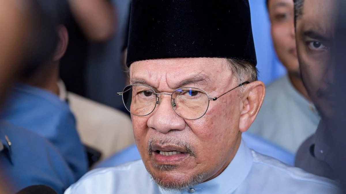 Anwar Rejects Reports That Onn Hafiz Was Excluded From Felda Gathering