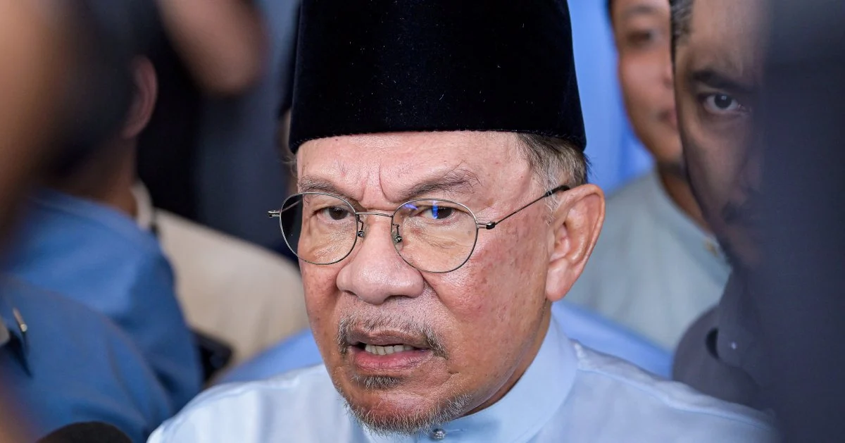 Anwar Rejects Reports That Onn Hafiz Was Excluded From Felda Gathering