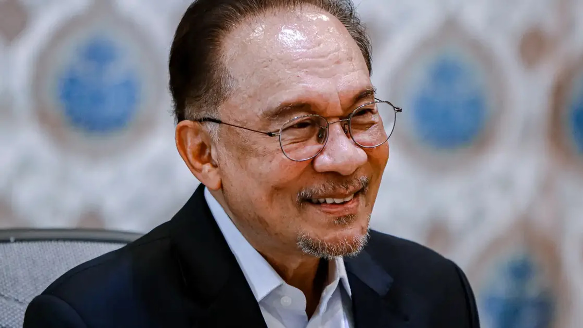 Anwar Leads Approval Ratings in Latest Merdeka Center Poll