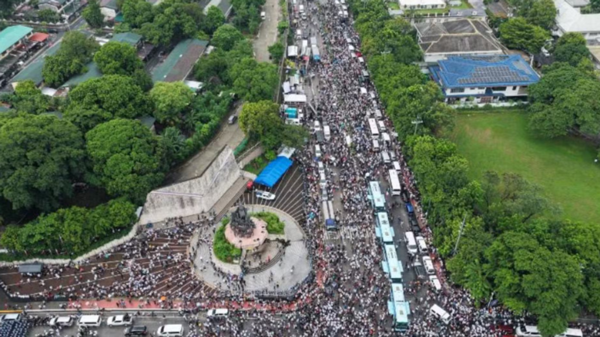 Philippine sect mobilises thousands to protest senator's graft charges amid Duterte impeachment drama