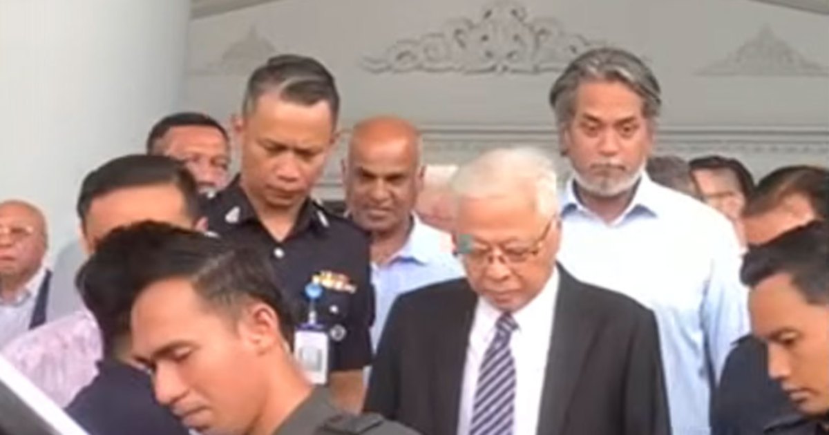 Khairy Jamaluddin shows public backing for Ismail Sabri at court appearance