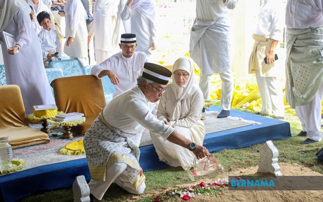 Elder Sister of Pahang Sultan Laid To Rest in Pekan