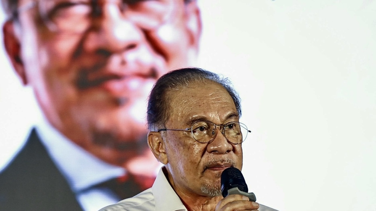 Anwar Awaits Details on Melaka DAP Crisis as Pakatan Leadership Prepares Response
