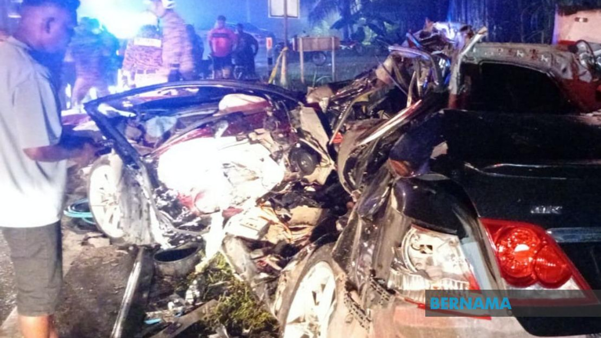 PM Anwar Extends Condolences to Families of Six Killed in Bentong Highway Collision