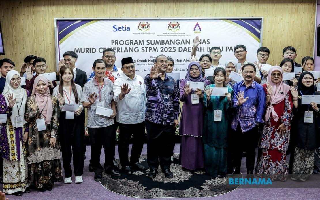 214 Top STPM Students in Batu Pahat Receive Prime Minister's Special Recognition Awards