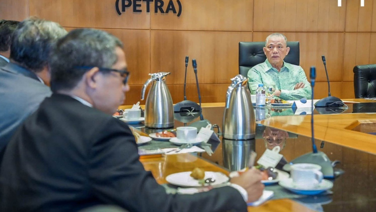 Fadillah Urges Malaysian Envoys to Deepen Strategic Ties and Promote Economic Interests Abroad