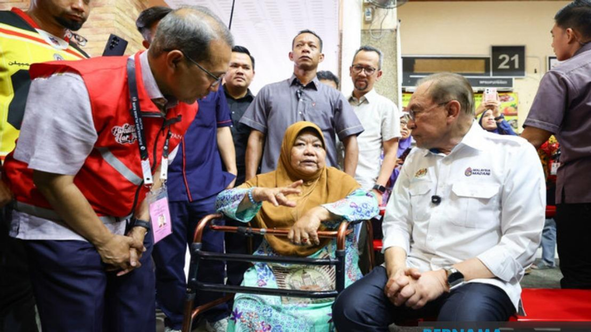 Determined Woman With Disabilities Rides Through Rain to Meet PM Anwar