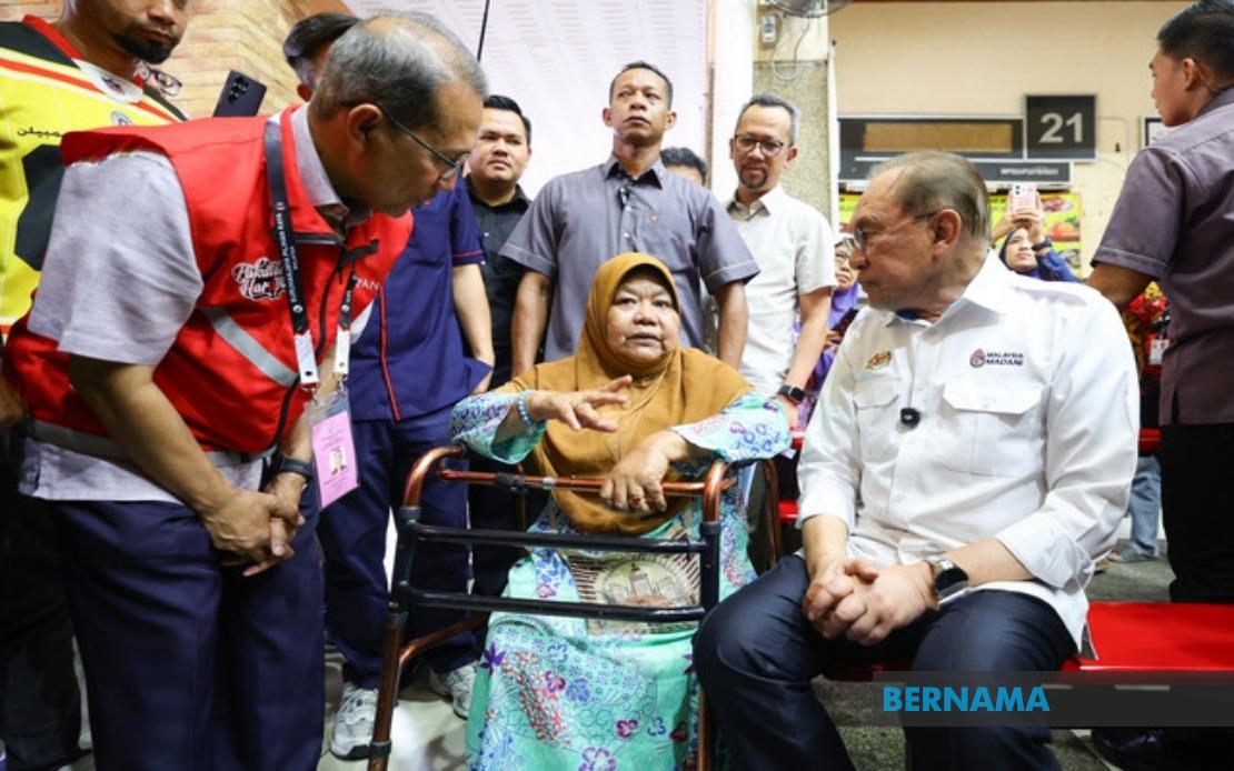 Determined Woman With Disabilities Rides Through Rain to Meet PM Anwar