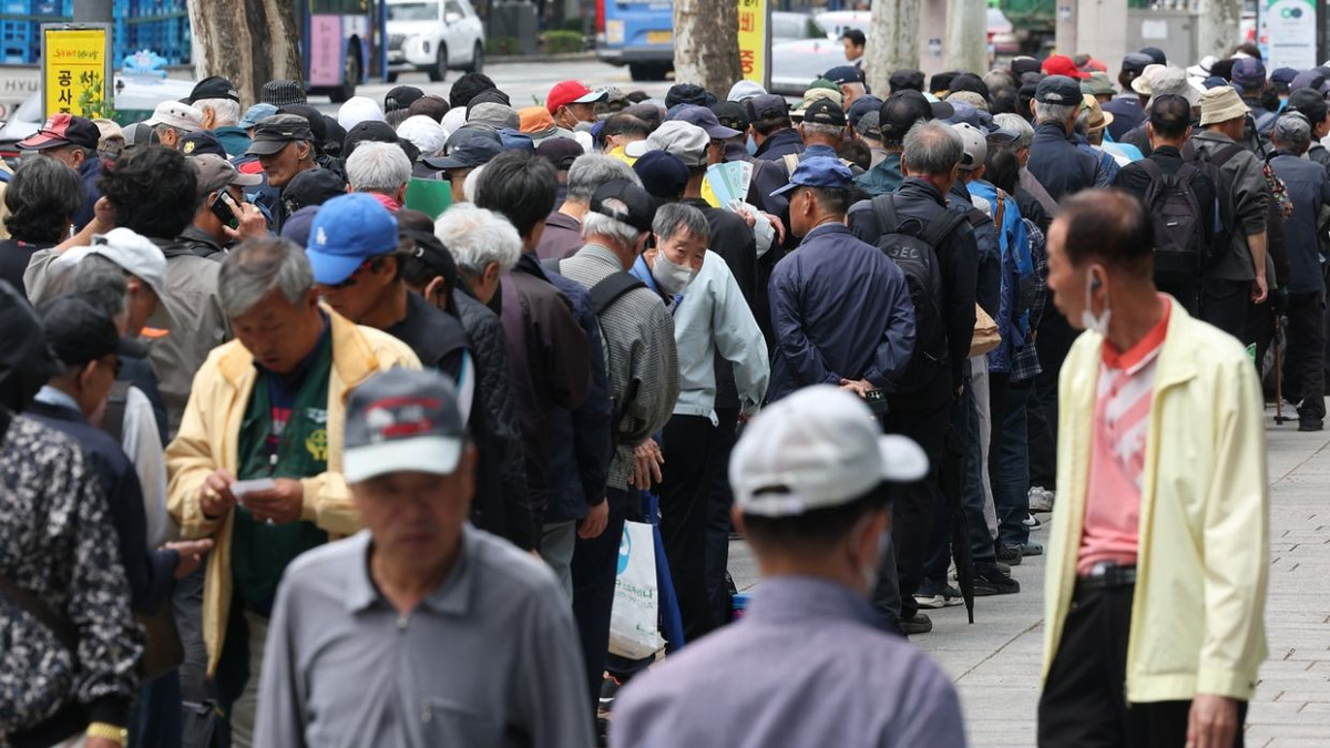 Seoul grapples with cost of expanding senior transport benefits as elderly population surges